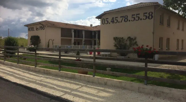 Hôtel Les Pins, Prenota Hotel Hotel a Charente con parcheggio, Parcheggio