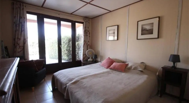 Domaine de vacances à 600m de la plage villa 4 chambres 9 couchages WIFI terrasse parking animations et piscines en supplément LRPDSH4, Varaa Villa Hotellit Canal du Midi pysäköinnillä, Pysäköinti