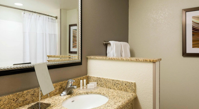 Четырёхместный люкс c 1 комнатой Courtyard Fort Myers at I-75 and Gulf Coast Town Center