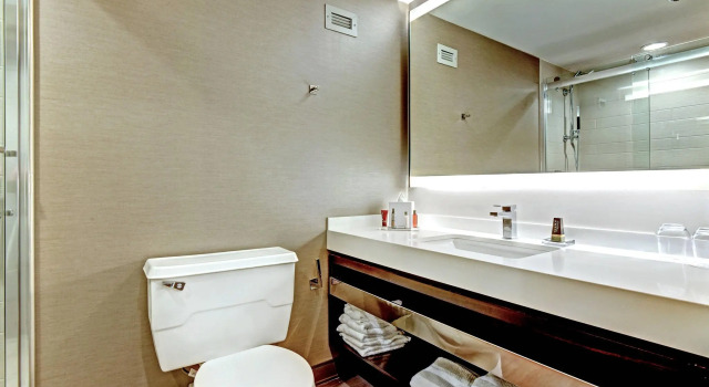 Четырёхместный номер Standard Tulsa Marriott Southern Hills