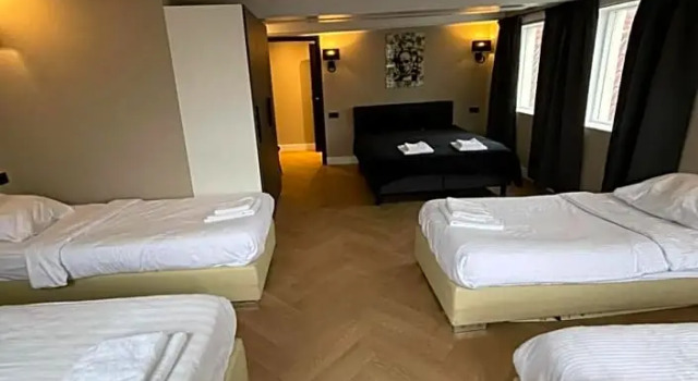 Кровать в общем номере Hotel 83