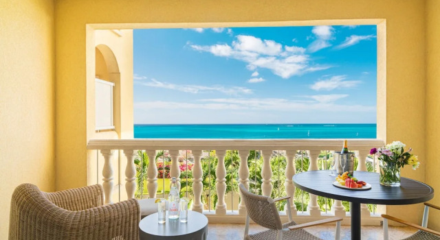 Полулюкс с балконом и с видом на залив Grace Bay Club