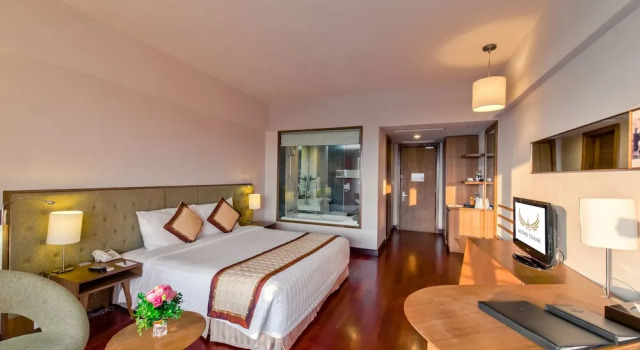 Двухместный номер Deluxe с балконом Muong Thanh Holiday Hue Hotel