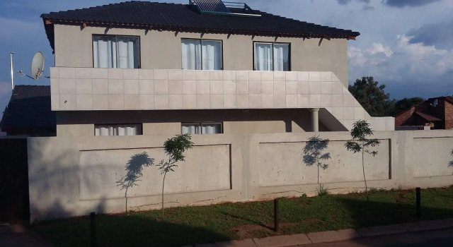 Ga-Maachete, Boek Hotel Pretoria 
