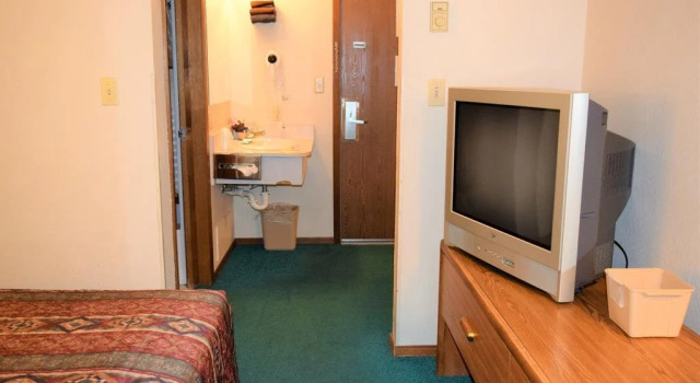Country Inn, Rezerwuj Hotel Hotele w Libby z parkingiem, Parking