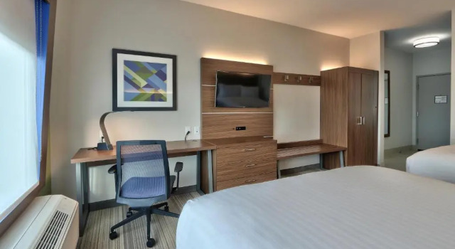 Четырёхместный номер Standard Holiday Inn Express & Suites Houston East - Beltway 8 by IHG