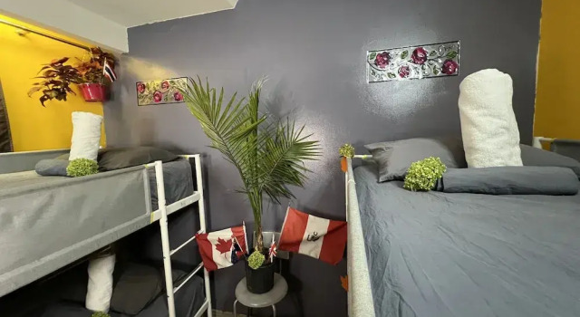 Кровать в общем номере с балконом Pied-A-Terre Mont-Royal