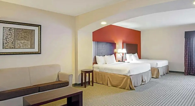 Четырёхместный номер Executive La Quinta Inn & Suites by Wyndham Woodward