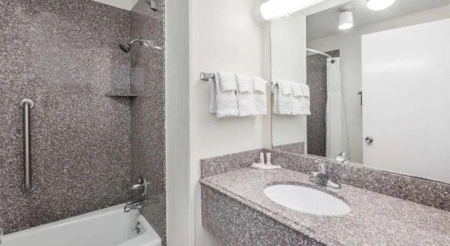 Habitación cuádruple Estándar Super 8 by Wyndham Clinton