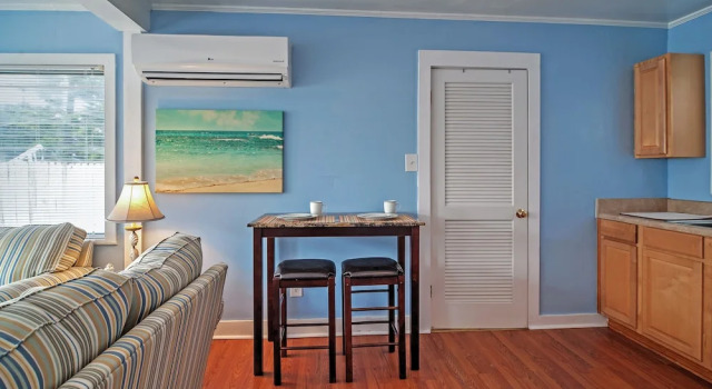 Quiet Cottage < 1/2 Mi to Gulf Coast & Boardwalk!, Забронировать Дом для отпуска Отели Треже-Айленд с парковкой, рядом с St. Petersburg Municipal Beach, Парковка