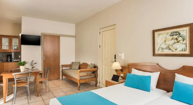 Студия Elotis Suites