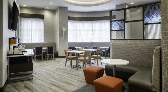 Hampton Inn Washington DC - Convention Center, Забронировать Отель Отели Вашингтона с парковкой, рядом с Brigadier General Count Casimer Pulaski Statue, Парковка