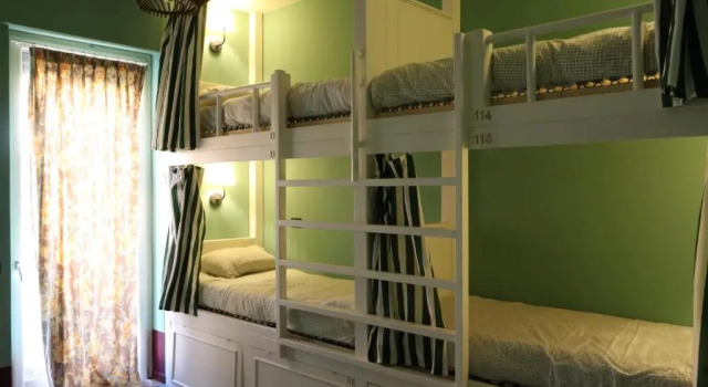 Кровать в общем номере Grand Hostel Coconut
