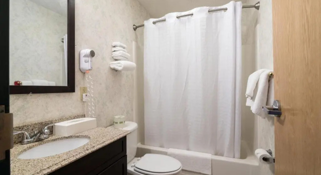 Четырёхместный номер Standard Econo Lodge Inn & Suites Canandaigua - Finger Lakes Area