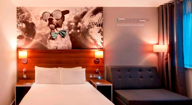 Кровать в общем номере с 6 комнатами Heeton Concept Hotel - City Centre Liverpool