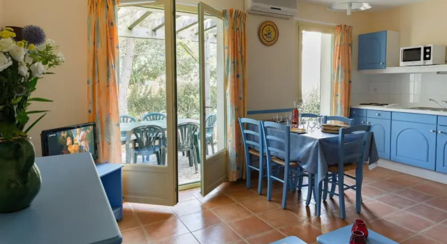 Коттедж Provencal-style Maisonette With Communal Pool
