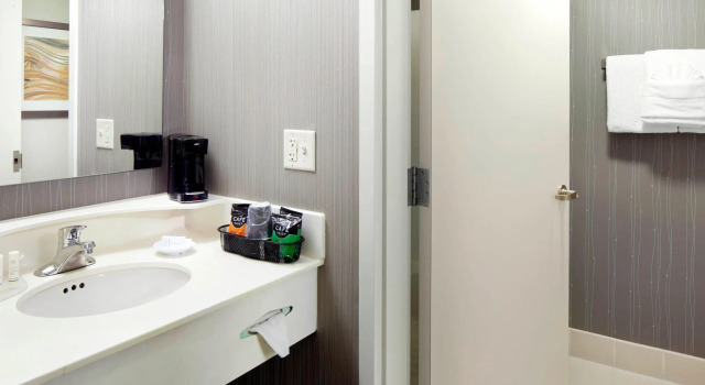 Четырёхместный номер Standard Courtyard Edison Woodbridge
