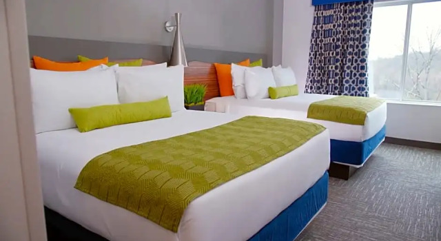 Четырёхместный полулюкс с балконом The Kartrite Resort and Indoor Waterpark