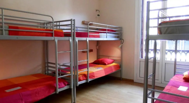 Кровать в общем номере Barcelona Central Garden Hostal