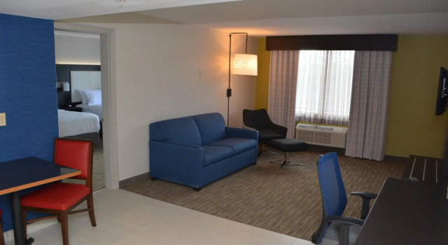 Люкс с 2 комнатами Holiday Inn Express & Suites Waterville - North by IHG