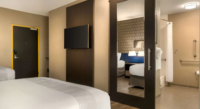 Четырёхместный номер Standard GLo Hotel Asheville-Blue Ridge Parkway