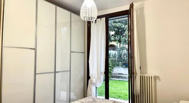Appartamento con giardino privato, piscina e spiaggia a 500mt, Забронировать Апартаменты/квартира Апартаменты Лугана-ди-Сирмионе, Апартаменты/квартира