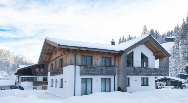 Шале с балконом Chalet in Saalbach near Ski Lift and Sauna