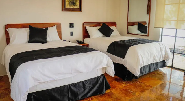 Komfortowy czteroosobowy pokój z widokiem na ogród Hotel Casa María
