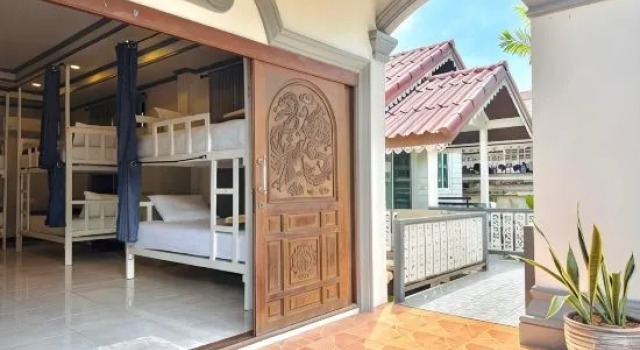 Кровать в общем номере Chill Inn Lipa Noi Hostel and Beach Cafe