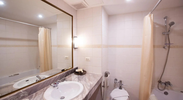 Номер Deluxe The Tarntawan Hotel Surawong Bangkok