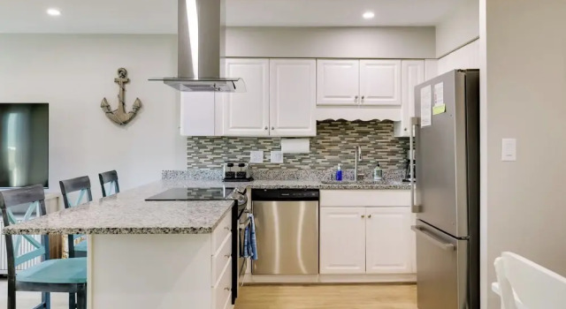 Emerald Isle Condo w/ Indoor Pool & Beach Access!, Забронировать Апартаменты/квартира Эмералд-Айл Северная Каролина, рядом с Парк Эмералд-Айл-Вудс
