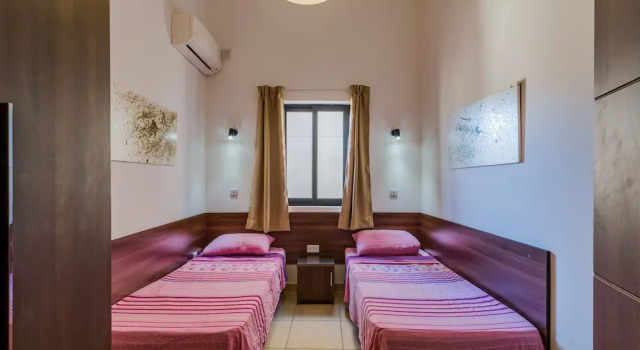 Blue Harbour 4 – Seafront 3 bedroom self catering holiday apartment with terrace, Buchen Sie Ferienwohnung St. Paul's Bay Malta