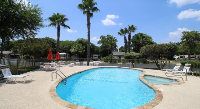Travelers World RV Resort, Rezerwuj Ośrodek wypoczynkowy Hotele resortowe w Bexar County, Ośrodek wypoczynkowy