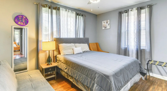 5 Mi to French Quarter: Nola Getaway w/ Patio, Забронировать Дом для отпуска Коттеджи Нового Орлеана, рядом с Carlson Park, Коттедж