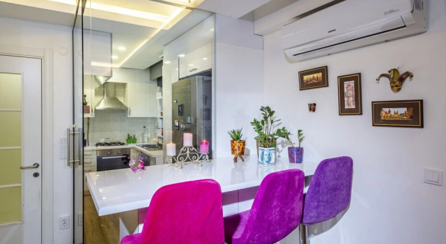 Flat With Rainbow Themed Interior in Goztepe, Boek Appartement Kadıköy 
