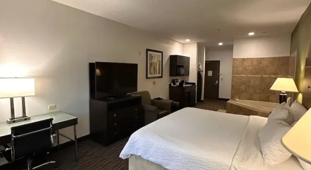 Люкс c 1 комнатой Holiday Inn Express & Suites Chicago Deerfield Lincolnshire by IHG