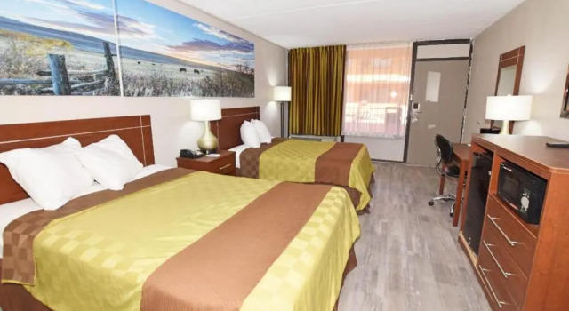 Четырёхместный номер Standard с видом на внутренний двор Days Inn by Wyndham Midland