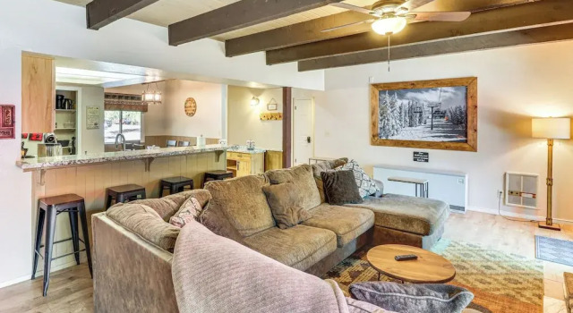 7 Mi to Rainbow Lake: Pinetop Condo w/ Patio!, Забронировать Апартаменты/квартира Апартаменты Пайнтоп-Лейксайд, Апартаменты/квартира