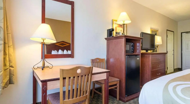 Standard Vierer Zimmer Keller Quality Inn