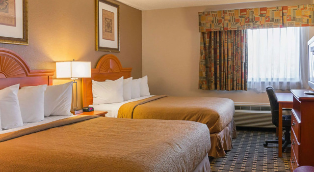 Четырёхместный номер Standard Quality Inn & Suites Detroit Metro Airport