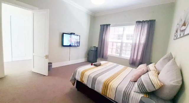 Versailles, Boek Hotel Pretoria 