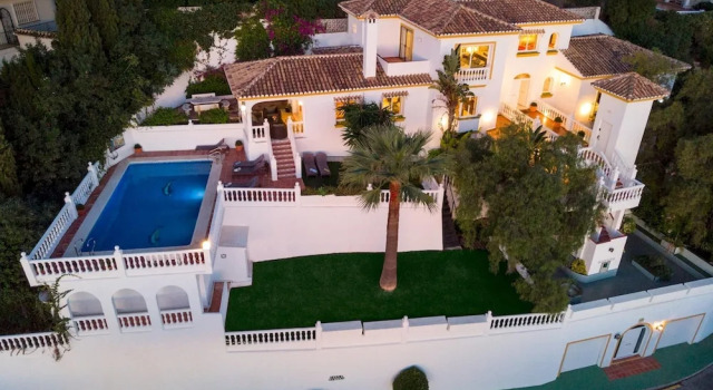 Вилла Large Family Villa 500m From Beach with Stunning Views