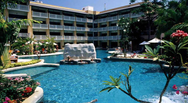 Семейный номер Deluxe с балконом и с красивым видом из окна Thara Patong Beach Resort & Spa
