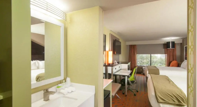 Четырёхместный номер Standard Holiday Inn Express Atlanta Galleria-Ballpark Area by IHG