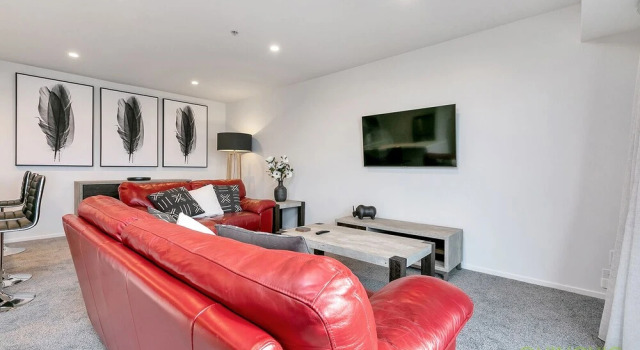 QV Sunny New Apt with Balcony -976