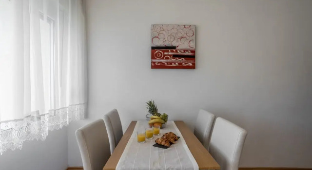 Spacious apartment with three double bedrooms