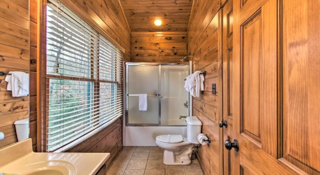Коттедж с 2 комнатами Hot Tub & Deck: Cabin Near Smoky Mtn Trails!