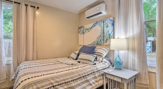 Ozona Studio w/ Shared Deck - Steps to Gulf!