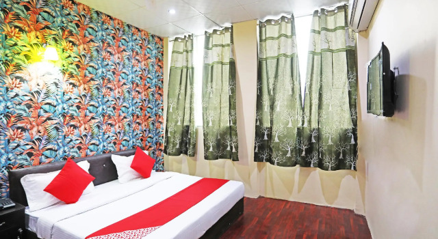 OYO 42070 Hotel Platinum Inn