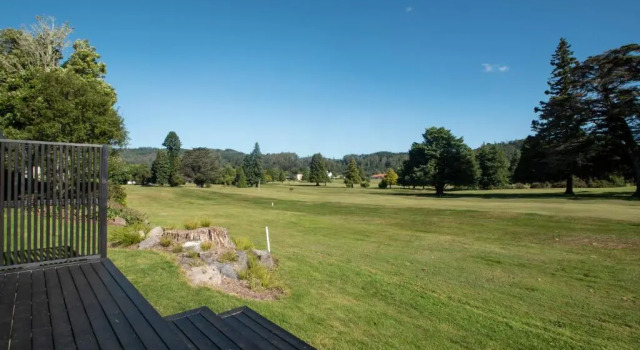 Above Par Golf Course Villa with Hot Tub 4bd3bth, Забронировать Вилла Коттеджи Озера Роторуа, Коттедж